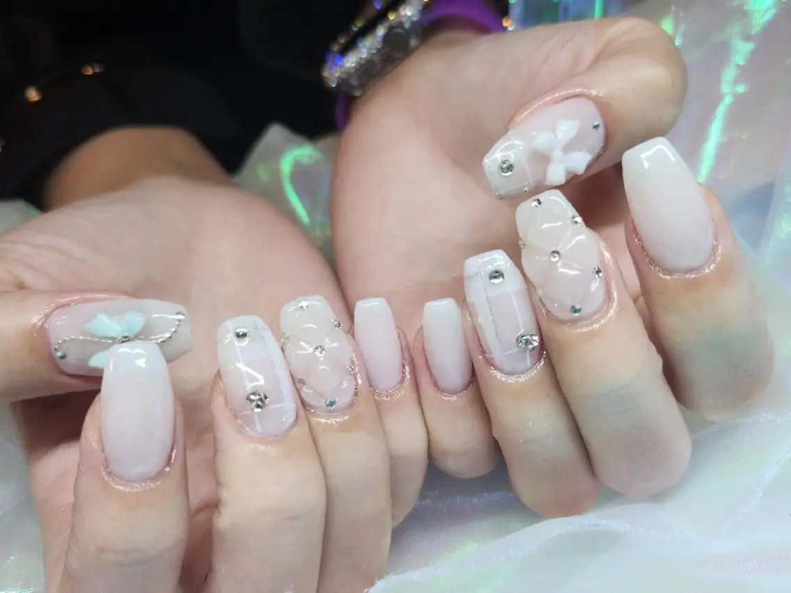 ネイル ホワイト ハンドネイル 💜bora .のネイルデザイン