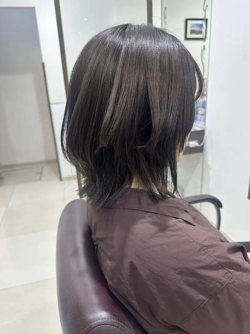 ミディアム カット ヘアカラー トリートメント 明日空きあり‼️ 艶々カラー🩷のヘアスタイル