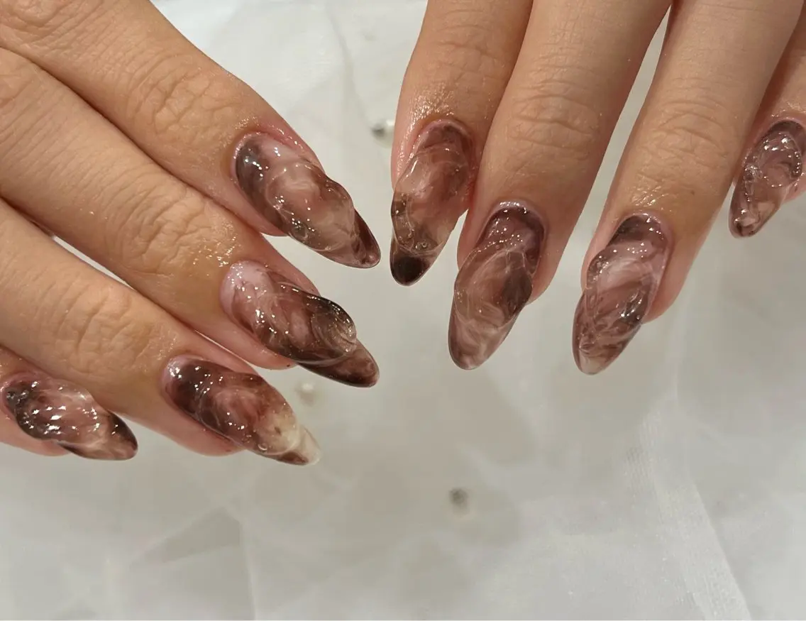 ネイル ブラウン 大理石ネイル(マーブル) 持ち込み ニュアンスネイル ホワイト 🧡Shine船橋 鳴海🧡のネイルデザイン