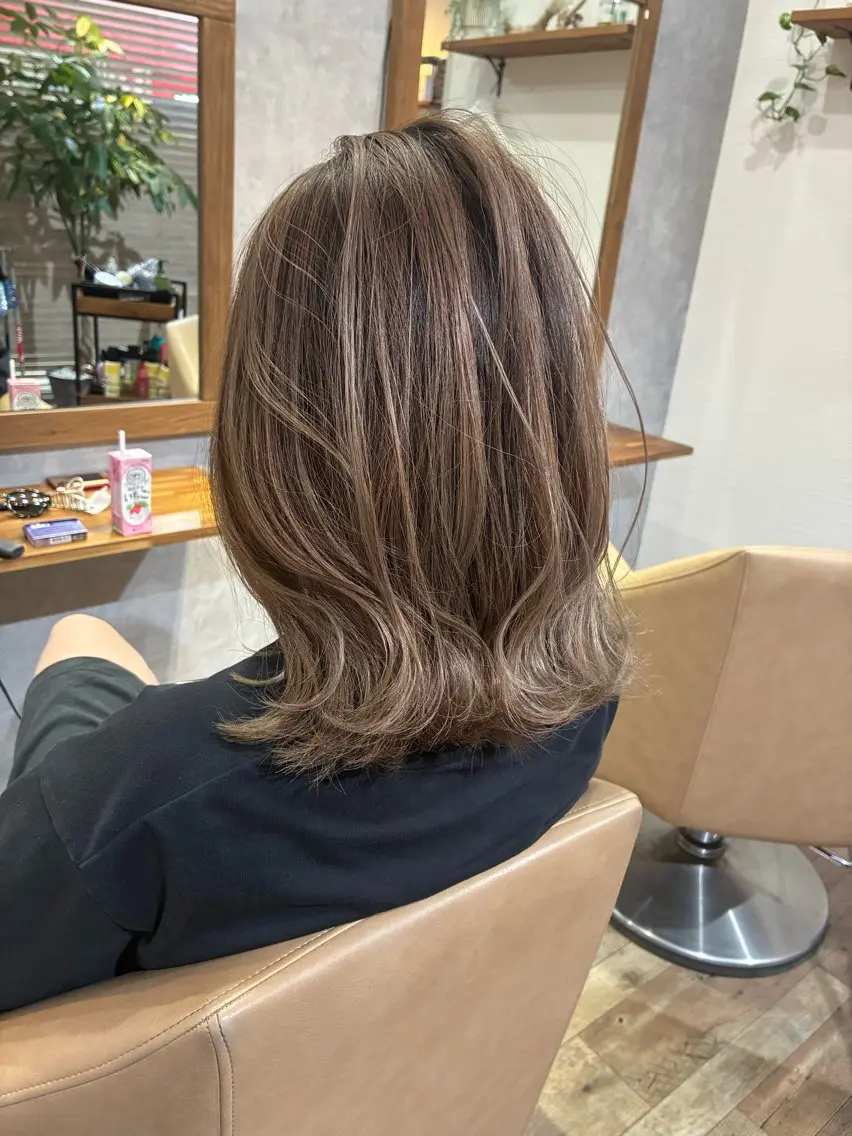 ミディアム カラー バレイヤージュ グレージュ レイヤーカット カット ヘアカラー 金田 拓也のヘアスタイル
