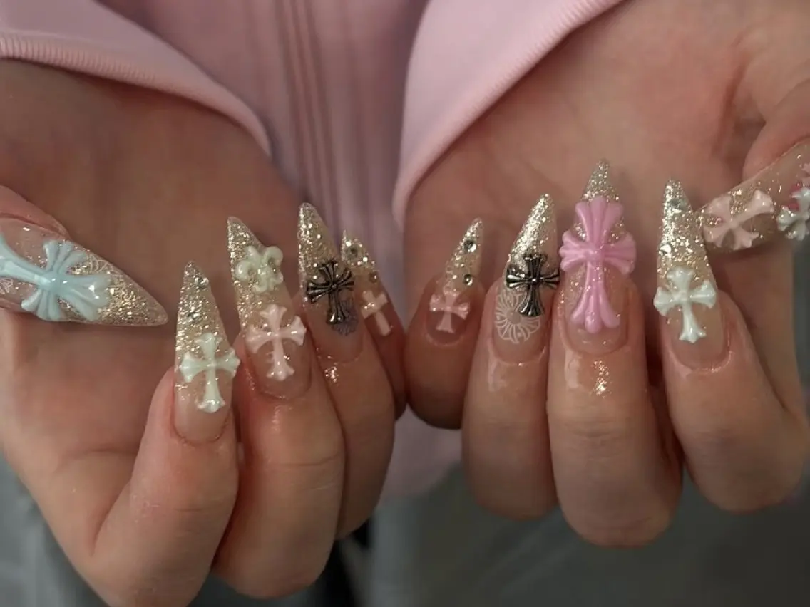 ネイル チークネイル フレンチネイル ジェルネイル ガーリー キラキラネイル ハンドネイル UM Nail Salonのネイルデザイン