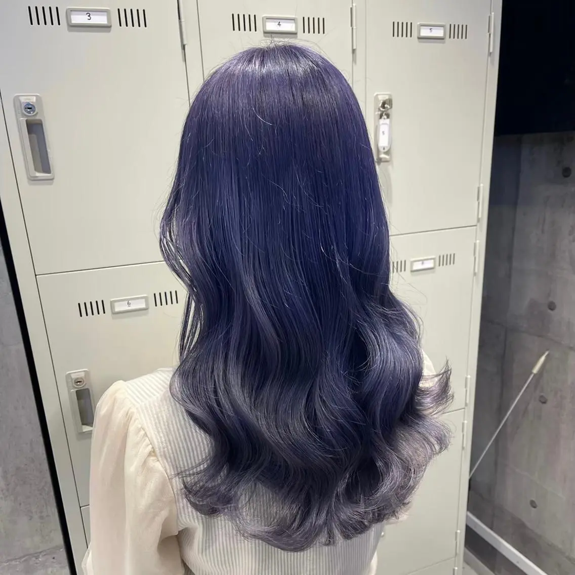 ロング カラー アッシュ アッシュグレー アッシュグレージュ バレイヤージュ ミストバング ヘアカラー ハイトーン特化🎀 LEONのヘアスタイル