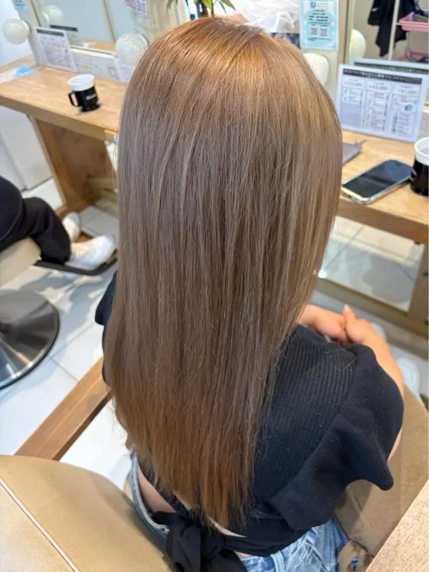 セミロング カラー ベージュカラー ブリーチ 外人風ハイライト/ 艶カラーのヘアスタイル