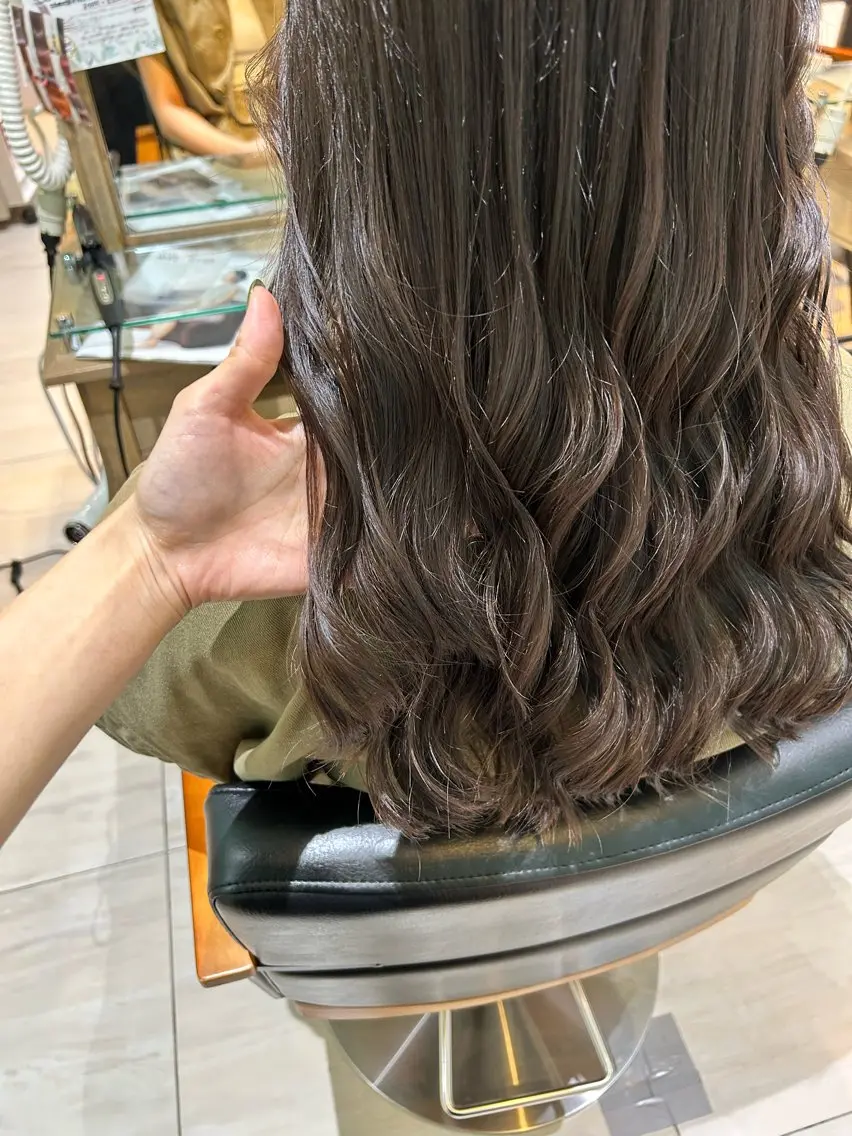 ロング カラー 透明感カラー イシイ シオリのヘアスタイル