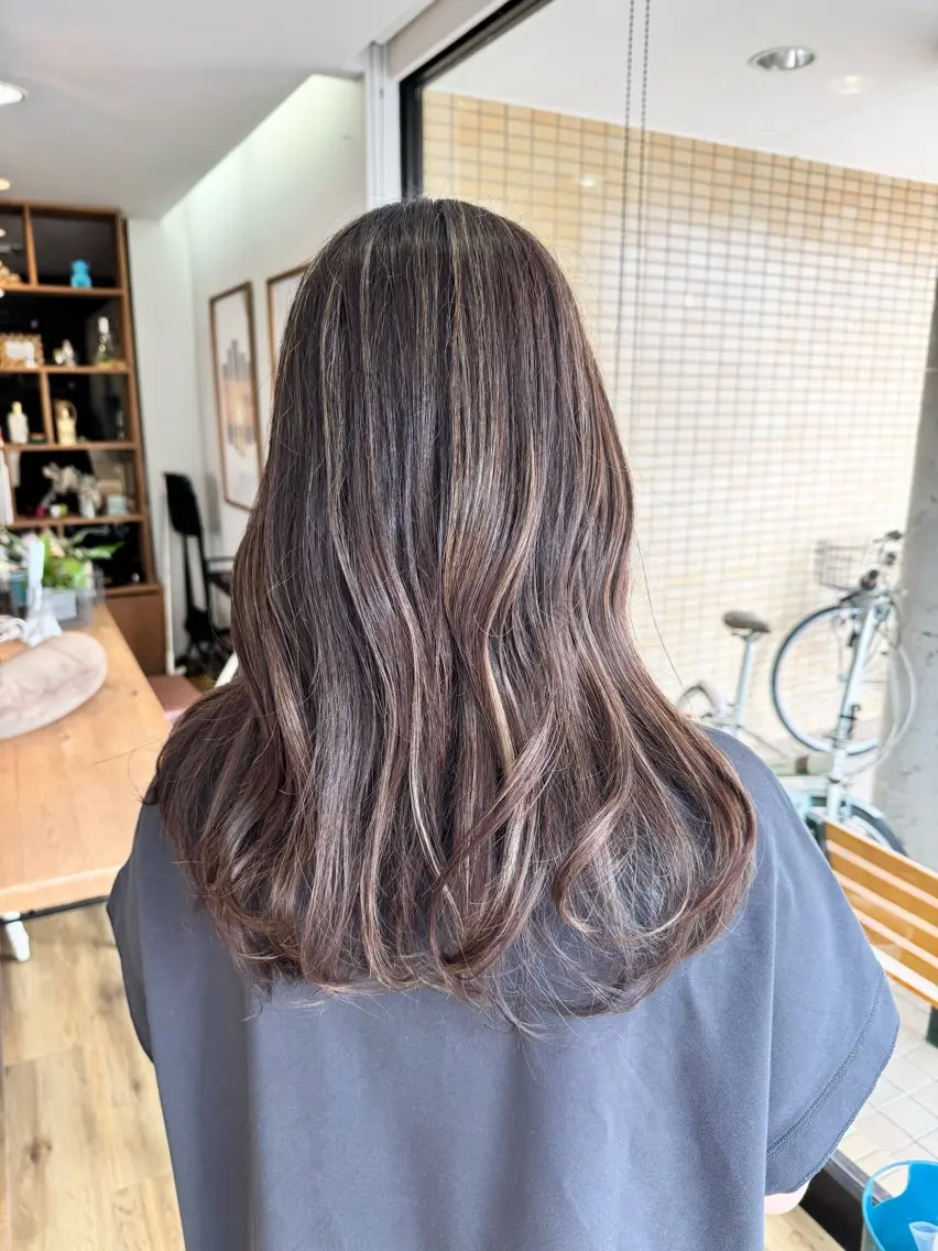 ロング カラー グレージュ ハイライトカラー ハイライト ヘアカラー トリートメント ツキダテ ユイのヘアスタイル