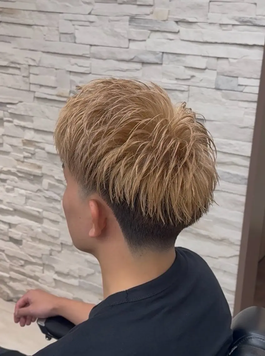 ショート カラー メンズ アップバング メンズブリーチ フェードカット メンズハイトーン ベージュカラー カット ヘアカラー フルハタヒロト 六本木理容師のヘアスタイル