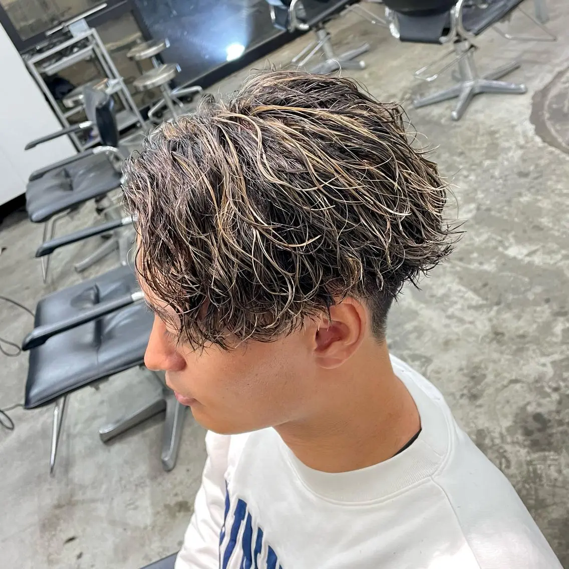 ショート カラー パーマ メンズ センターパート メンズハイライト ハイライトカラー ハイライト カット ヘアカラー パーマ メンズ特化美容師/ 藤戸 椋のヘアスタイル