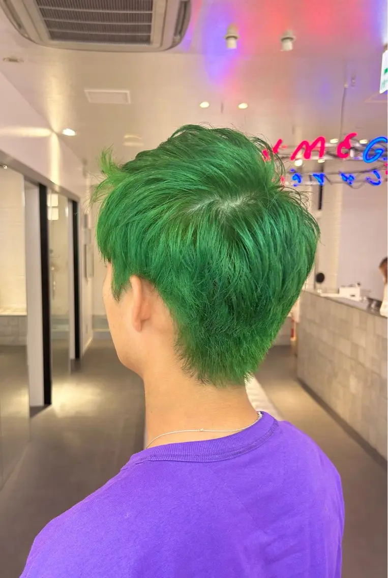 メンズ メンズブリーチ センターパート フェードカット メンズハイトーン メンズインナーカラー カット ヘアカラー MiRI💜地毛級 エクステ✖似合わせ技のヘアスタイル