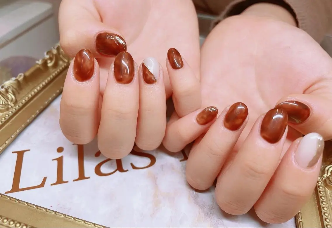 ネイル べっ甲ネイル ブラウン ジェルネイル ゴールド ハードジェル Lilas Nailのネイルデザイン