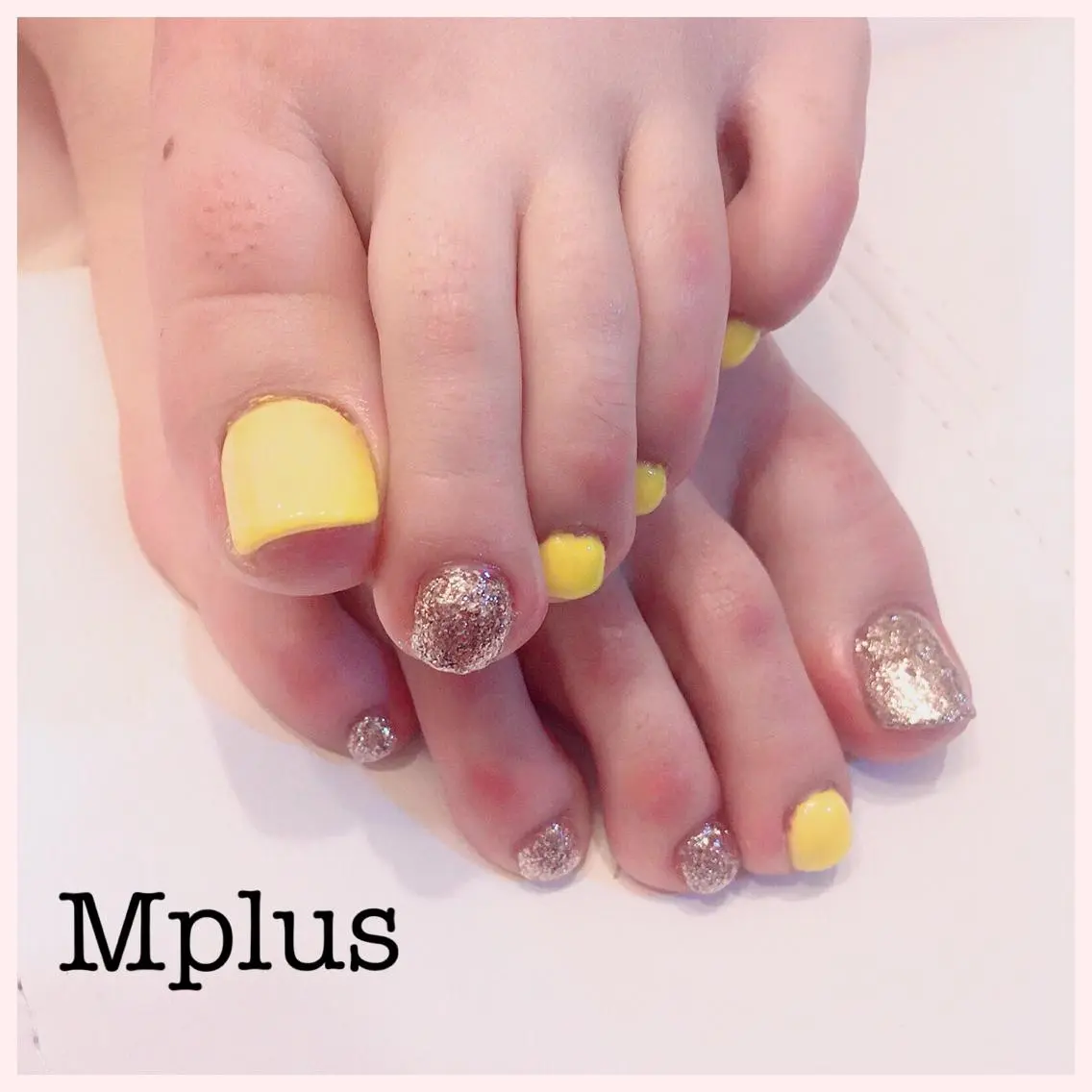 ネイル フットネイル ゴールド ラメ(グリッター) ワンカラーネイル 黄色 Mplus miyukiのネイルデザイン