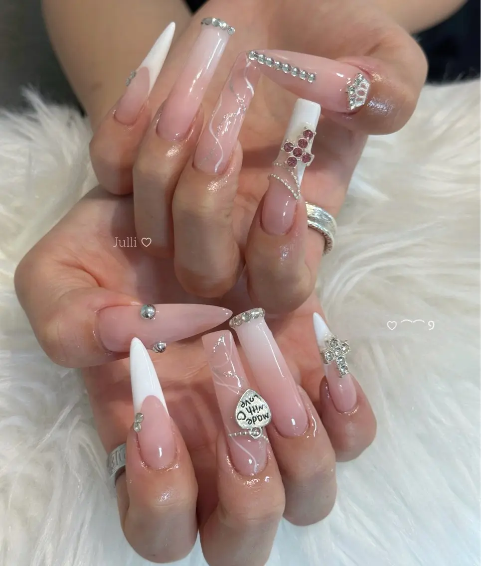 ネイル フレンチネイル ジェルネイル キラキラネイル 韓国ネイル マグネットネイル ハンドネイル Julli NailStudioのネイルデザイン