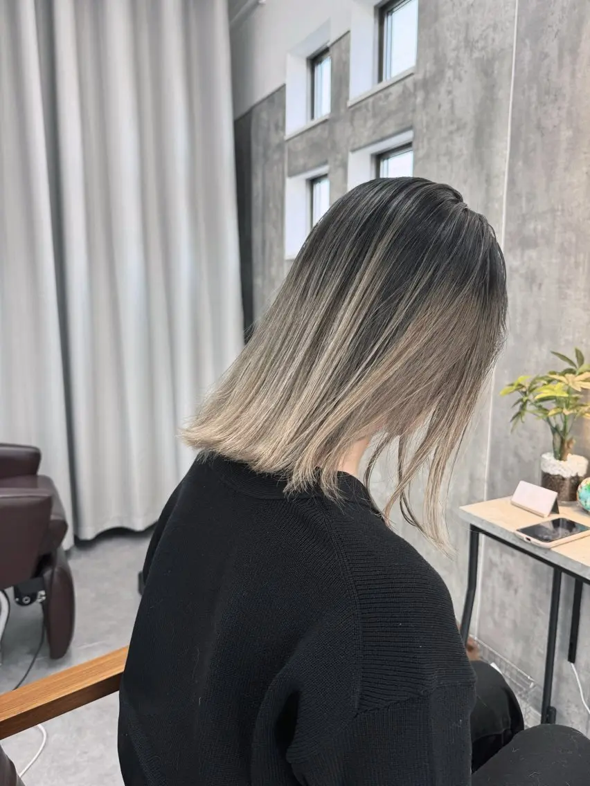 セミロング カラー バレイヤージュ ブリーチ グレージュ ハイライトカラー ハイライト 1席のみの 美容室IKKIのヘアスタイル