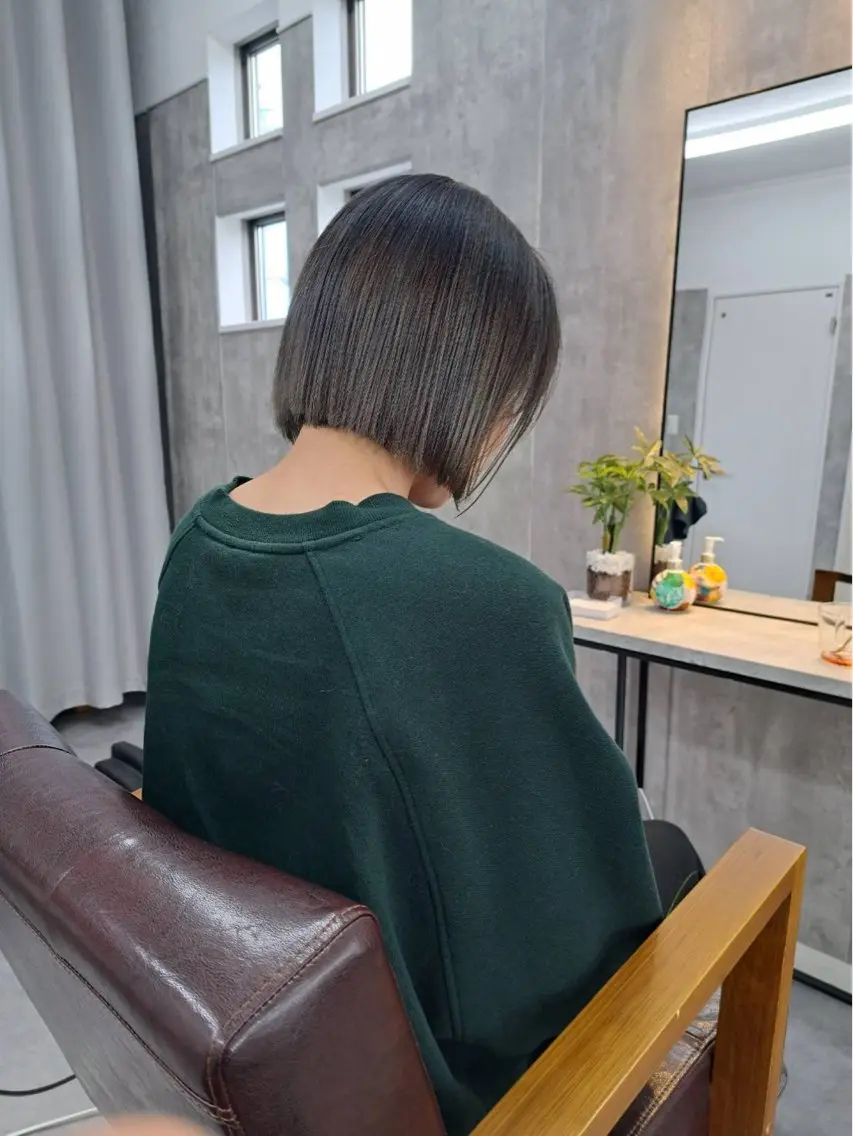 ショート カラー バレイヤージュ 透明感カラー グラデーションカラー グレージュ レイヤーカット 1席のみの 美容室IKKIのヘアスタイル