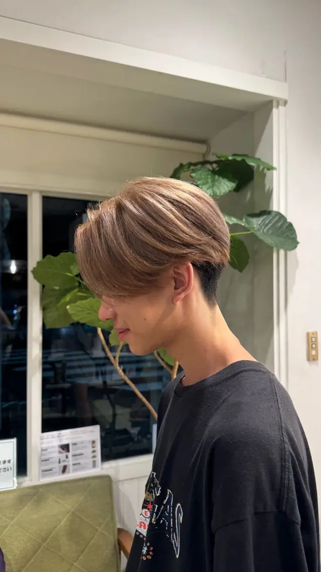 カラー メンズ メンズブリーチ メンズ韓国風 刈り上げ ベージュカラー ブリーチ カット ヘアカラー 亀有✂️正路 彩夏のヘアスタイル