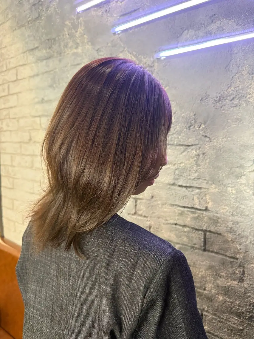 セミロング レイヤーカット ウルフカット ウルフレイヤー 韓国ヘア✨グレージュ カラーasamiのヘアスタイル
