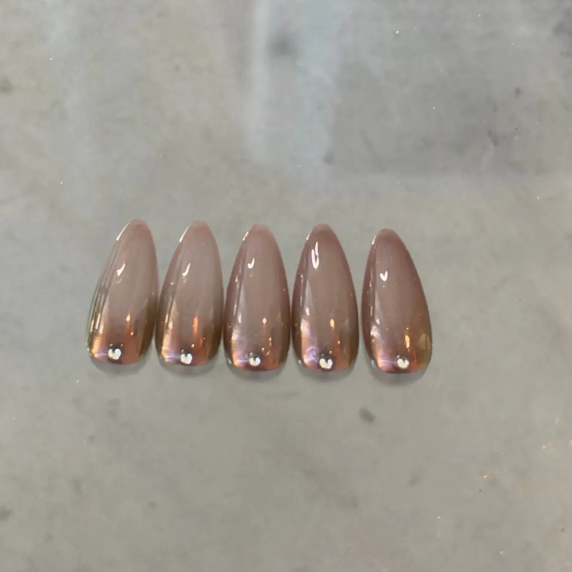 ネイル ブラウン グラデーション ミラーネイル シンプルネイル ハンドネイル __shiho. nailのネイルデザイン