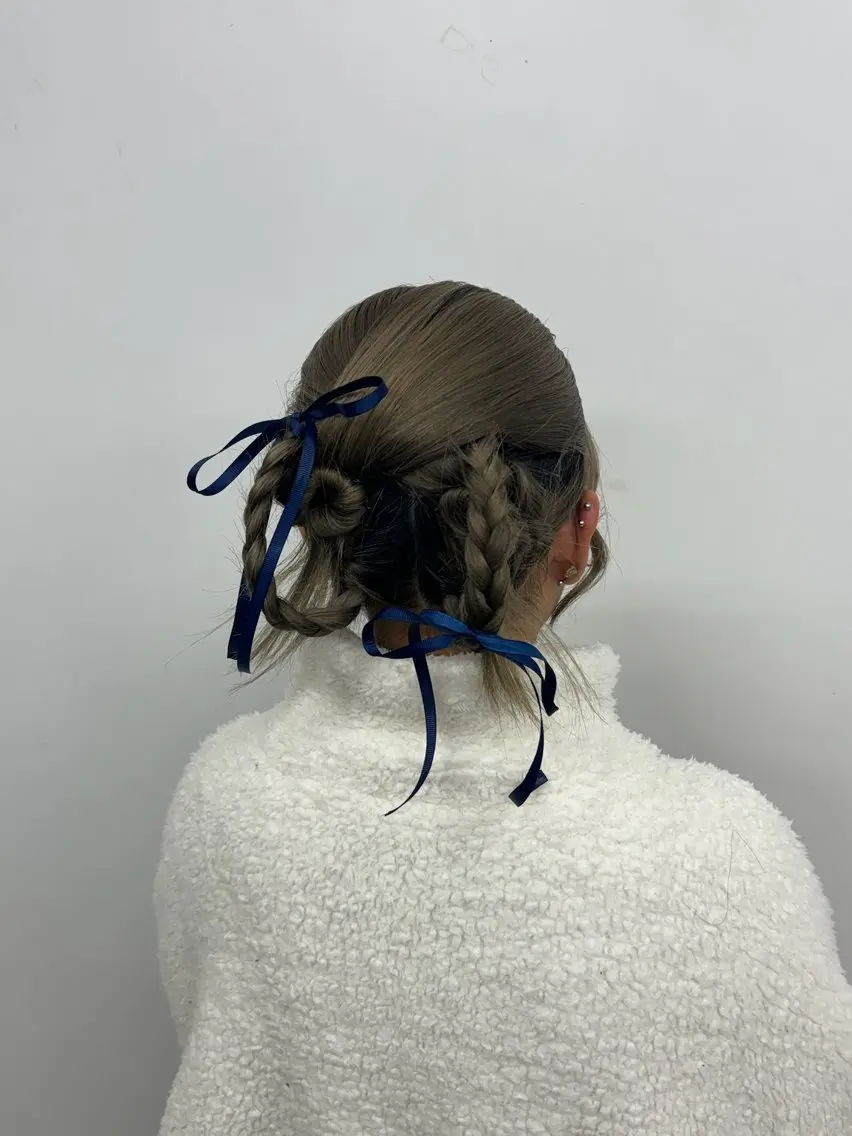 カラー ヘアアレンジ 三つ編み ヘアセット レイヤー sala 推しカラー職人🎀のヘアスタイル