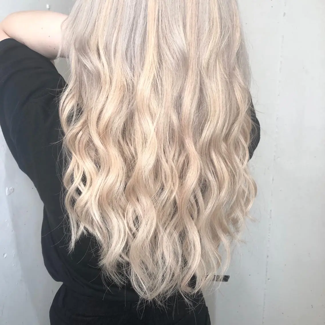 ロング カラー パーマ ヘアアレンジ シールエクステ ハイトーンカラー エクステ 八巻 晴香のヘアスタイル