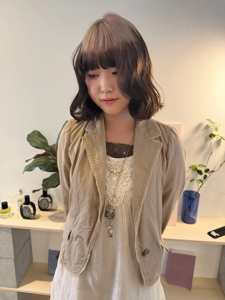 ショート カラー ベージュカラー ブリーチ ブロンド ケアブリーチ デザインカラー カット ヘアカラー トリートメント MIU/ルーツカラー 顔まわりレイヤーのヘアスタイル