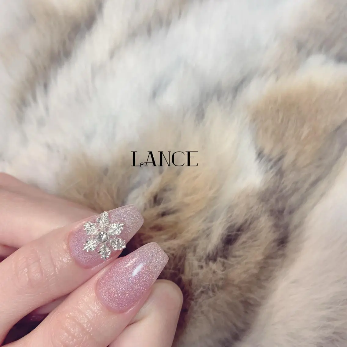 ミディアム ネイル クリスマス オーロラネイル フレンチネイル ワンホンネイル 冬ネイル ハンドネイル Lance nailのネイルデザイン