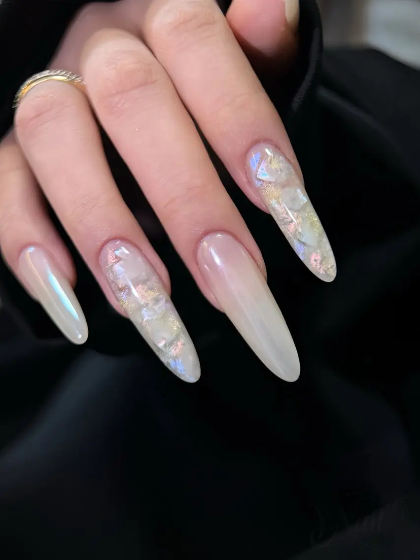 ネイル ガーリー キラキラネイル 韓国ネイル ニュアンスネイル オフィスネイル ハンドネイル Y. Nailのネイルデザイン