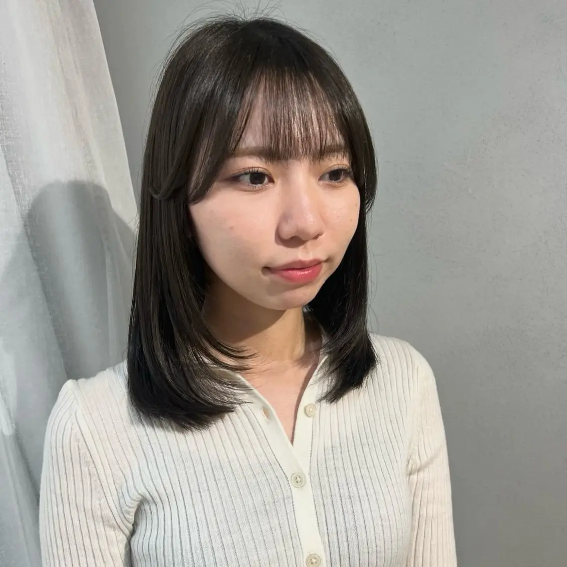 ミディアム カラー 顔まわりレイヤー レイヤーカット ヘアカラー トリートメント akane/ボブ /ブラウンベージュのヘアスタイル