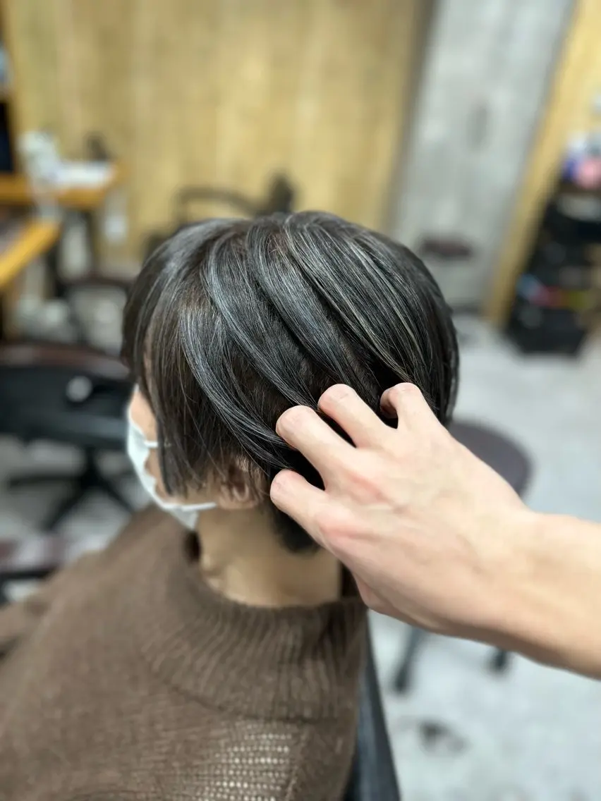 ショート カラー ブリーチ ハイライトカラー シルバー ハイライト ハイトーン&透明感 カラー☘️片山優陽のヘアスタイル