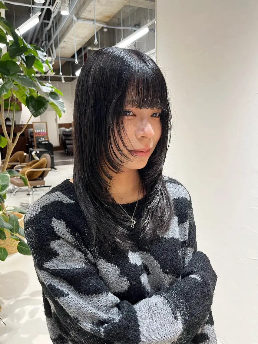 ミディアム カラー 黒髪 顔まわりレイヤー レイヤーカット レイヤーカット/ブラ ウンカラー/河野凜のヘアスタイル