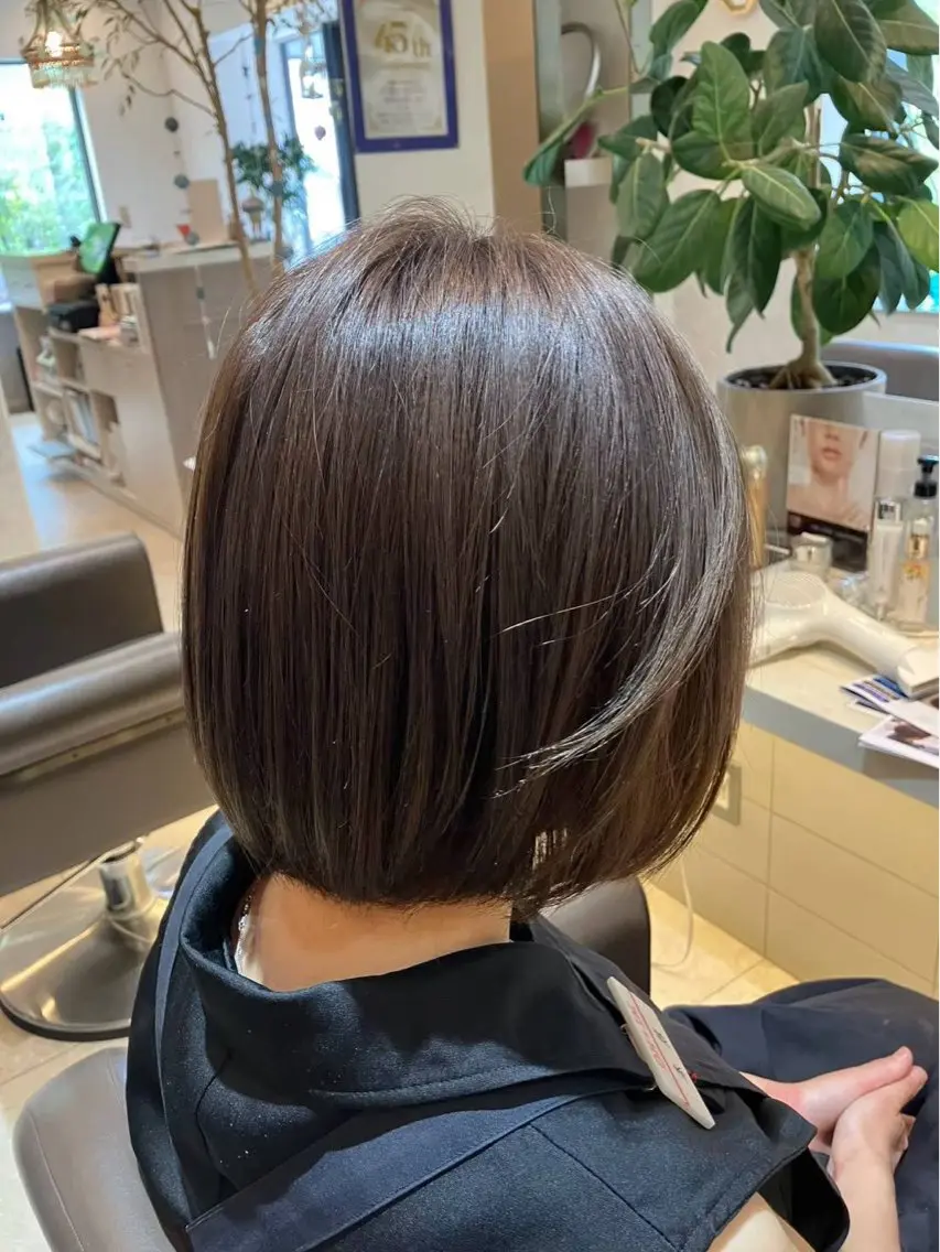 ショート カラー ベージュカラー オリーブベージュ ボブ 谷岡 絵美のヘアスタイル