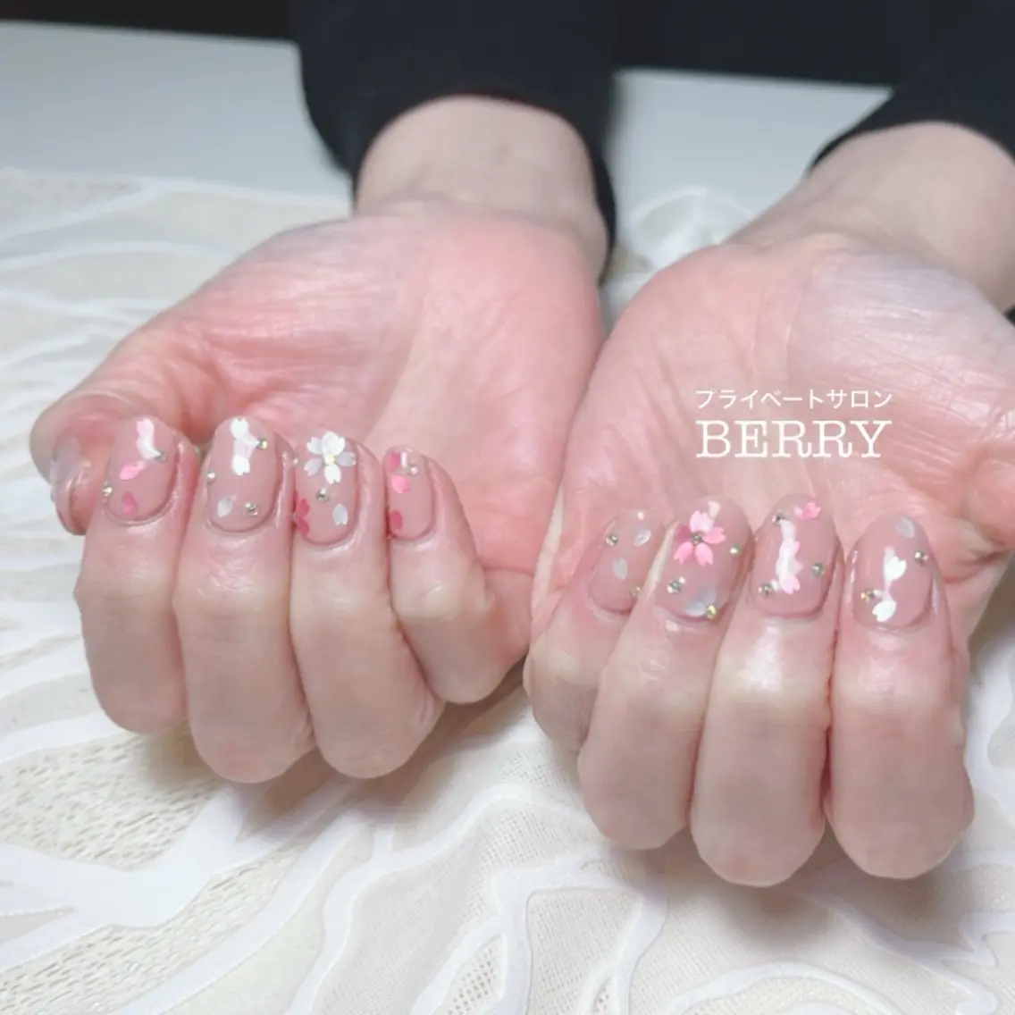 ネイル 桜ネイル 春ネイル ハンドネイル プライベートサロン BERRYのエステ・リラクイメージ
