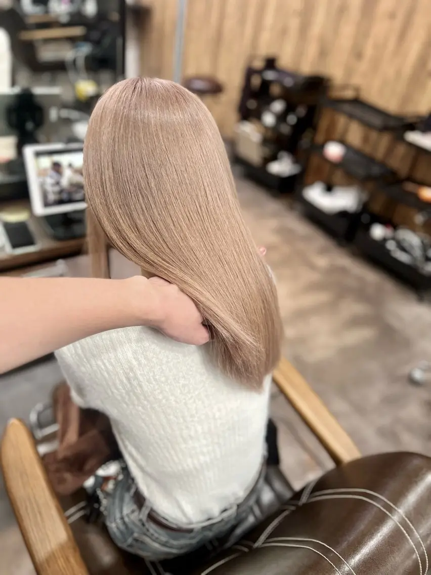 ロング カラー ブリーチ ケアブリーチ LE Nのヘアスタイル