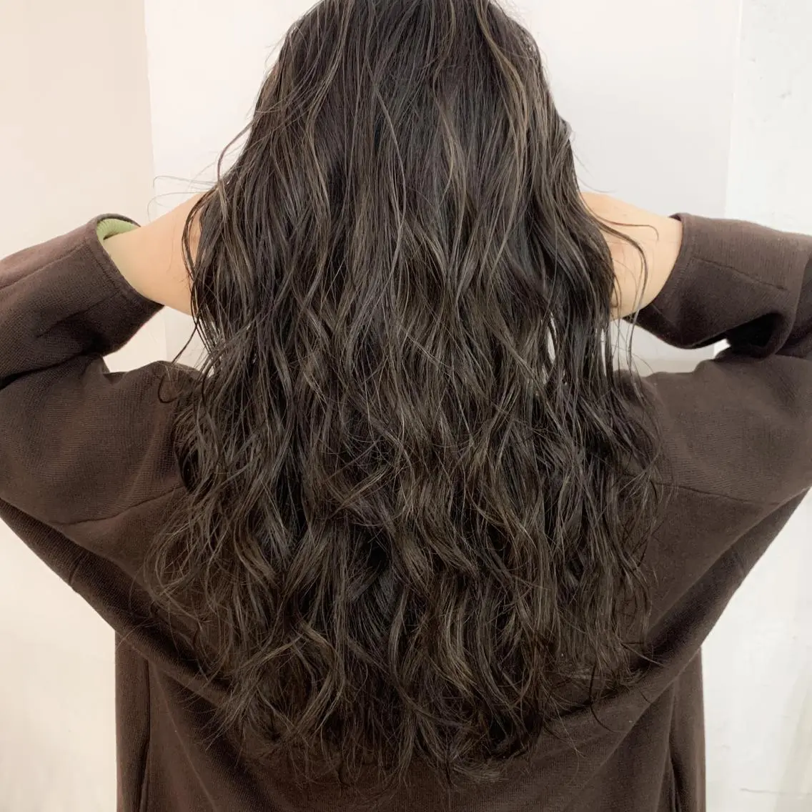 ロング カラー 透明感カラー ハイライトカラー ハイライト 渋谷ブリーチカラー 韓国ヘアyuikoのヘアスタイル