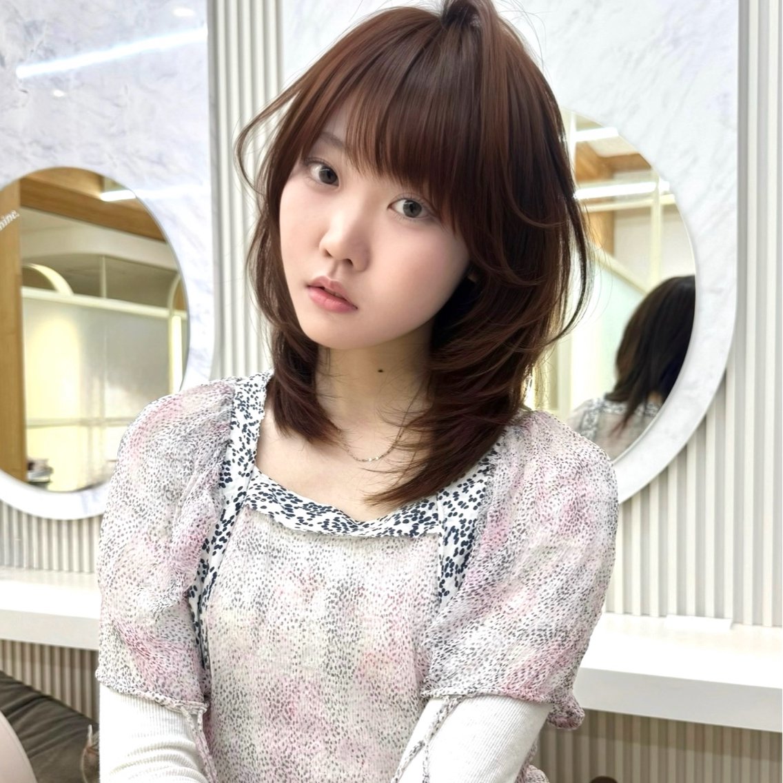 ミディアム カラー 顔まわりレイヤー レイヤーカット カット ヘアカラー トリートメント みずき/銀座 レイヤーカットのヘアスタイル