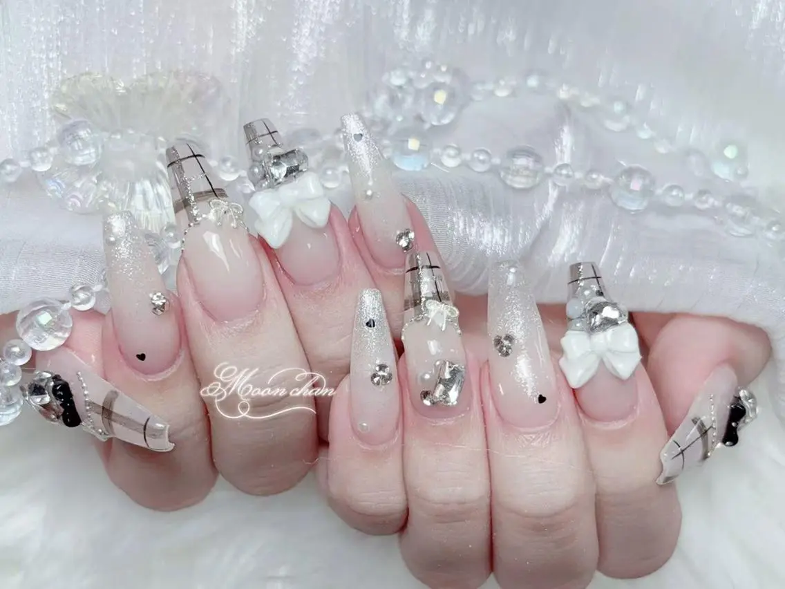 ネイル 長さ出し キラキラネイル 韓国ネイル ロングネイル マグネットネイル ハンドネイル ハンドケア MochiMochi 🎀新宿／長さ出しのネイルデザイン