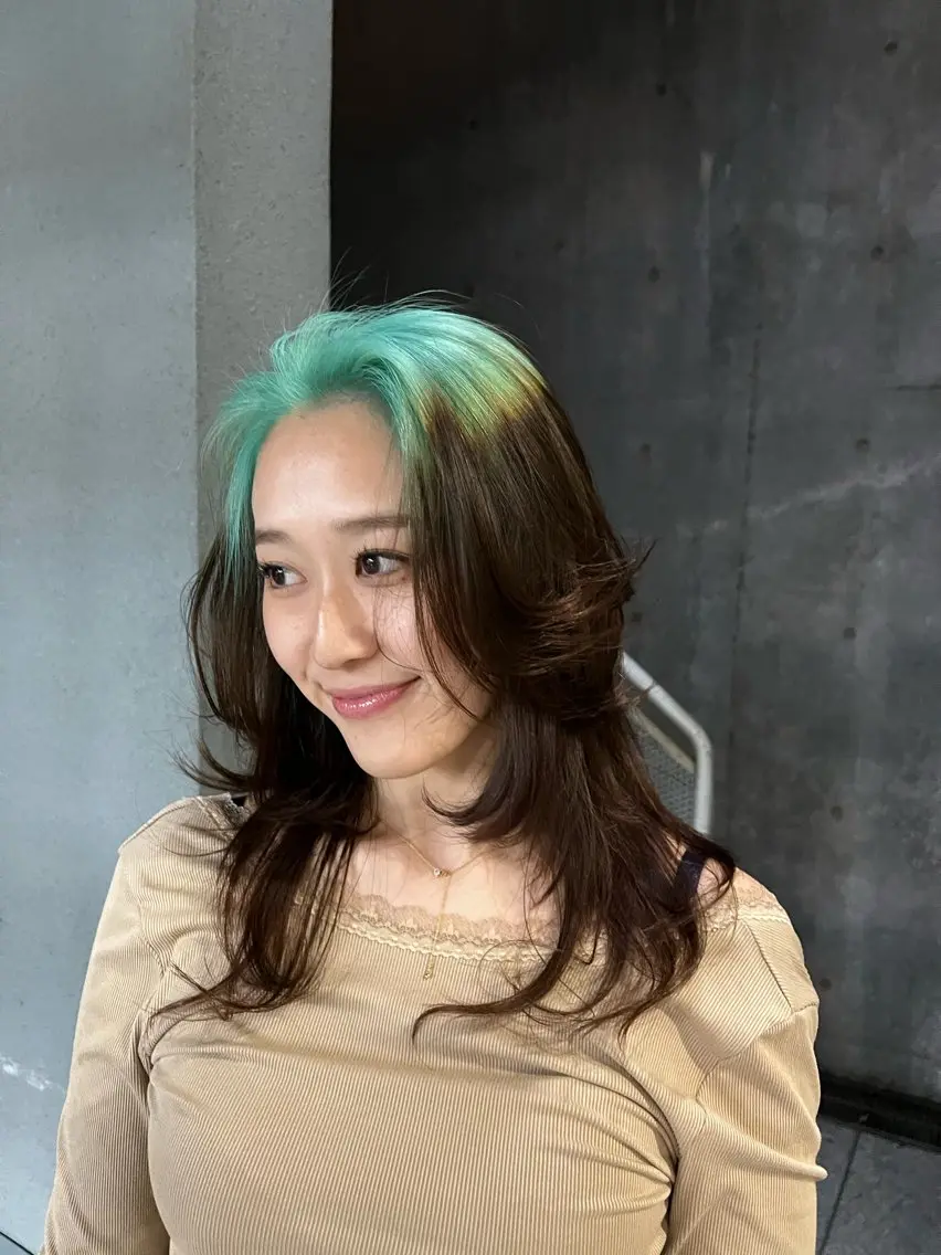 セミロング カラー ブリーチ ヘアカラー AOI 　ヘアカラ ー / ブリーチのヘアスタイル