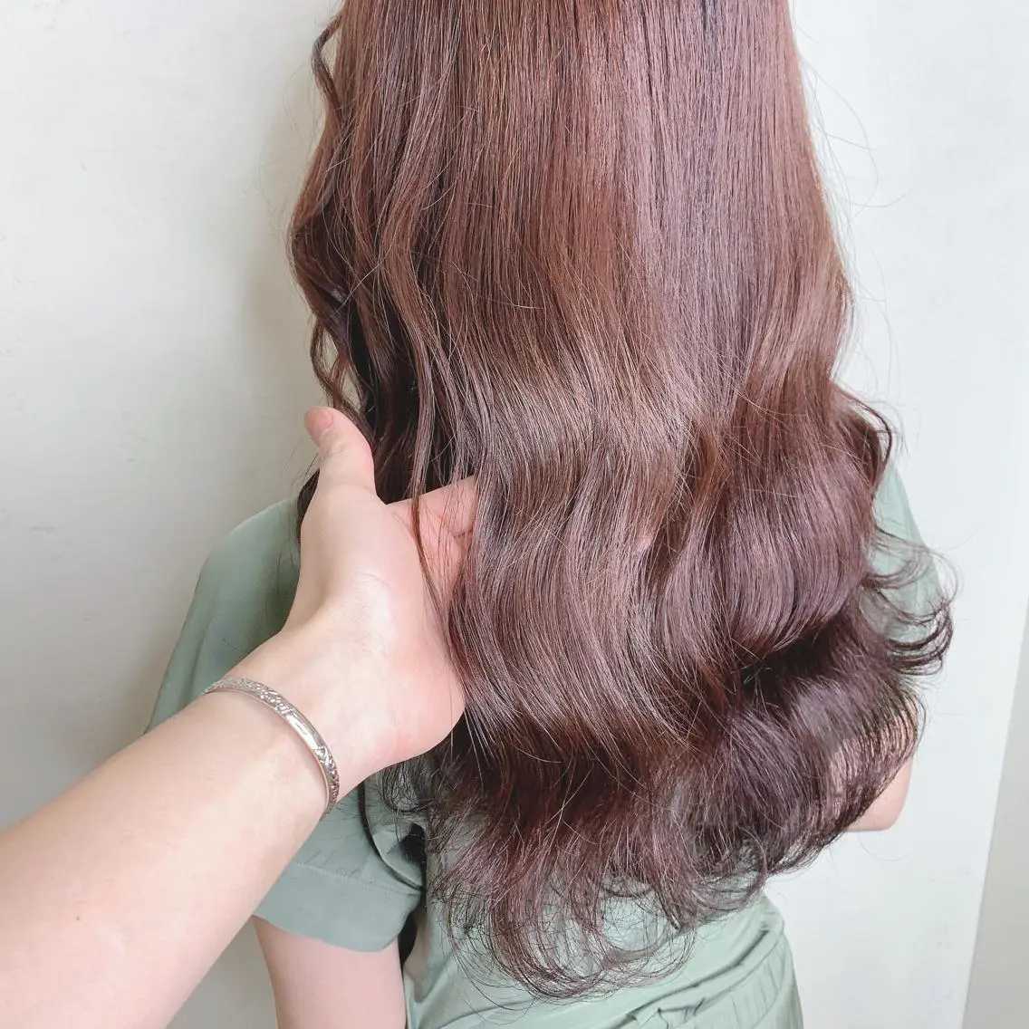 ロング カラー パーマ ヘアアレンジ メンズ キッズ ネイル マツエク・マツパ メンズブリーチ メンズハイライト メンズインナーカラー メンズ韓国風 ブリーチ オリーブカラー 特化　　kaiのヘアスタイル