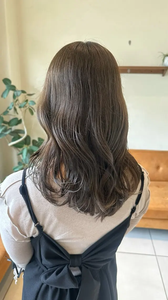 セミロング カラー ベージュカラー オリーブベージュ 顔まわりレイヤー 顔周りカット レイヤーカット カット ヘアカラー 🎀 RUNA🎀のヘアスタイル