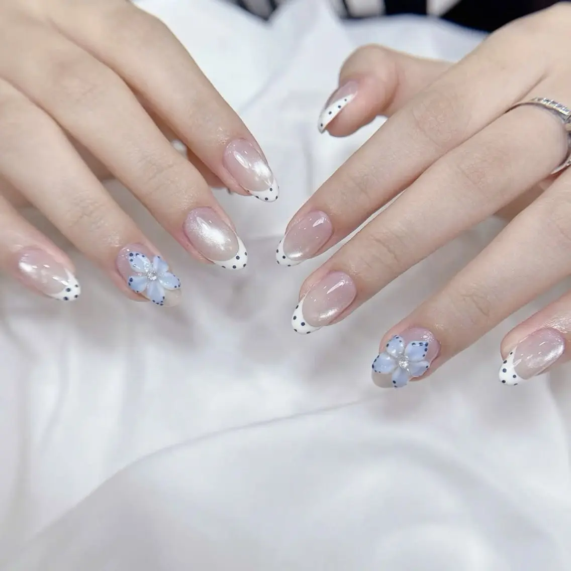 ネイル チークネイル ドット フレンチネイル グラデーション 韓国ネイル ハンドネイル Minette nailrinrinのネイルデザイン