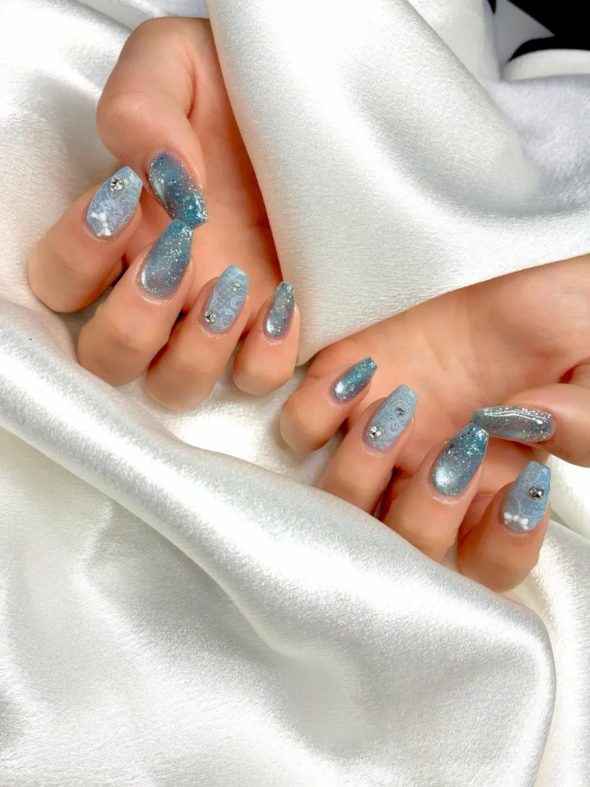 ネイル ブルー キラキラネイル レース マグネットネイル ハンドネイル Nail salon BeBeのネイルデザイン
