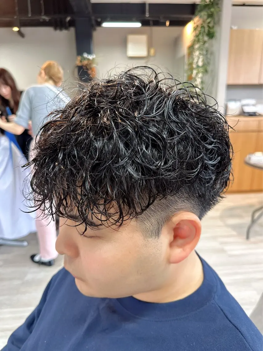 パーマ メンズ メンズパーマ スペインカール 波巻きパーマ arika オケシ　リョウダイのヘアスタイル