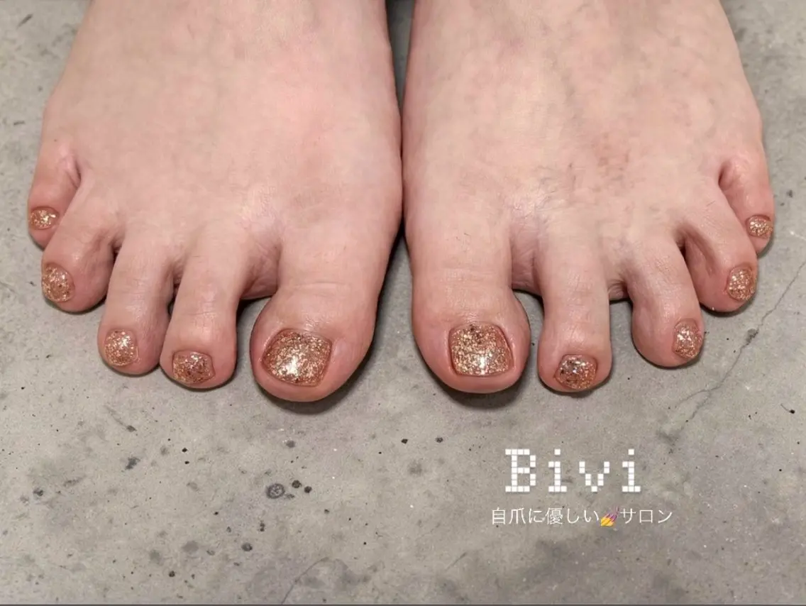 ネイル フットネイル ゴールド ラメ(グリッター) 持ち込み シンプルネイル フットネイル ♡Bivi♡自爪に 優しいネイルサロンのネイルデザイン