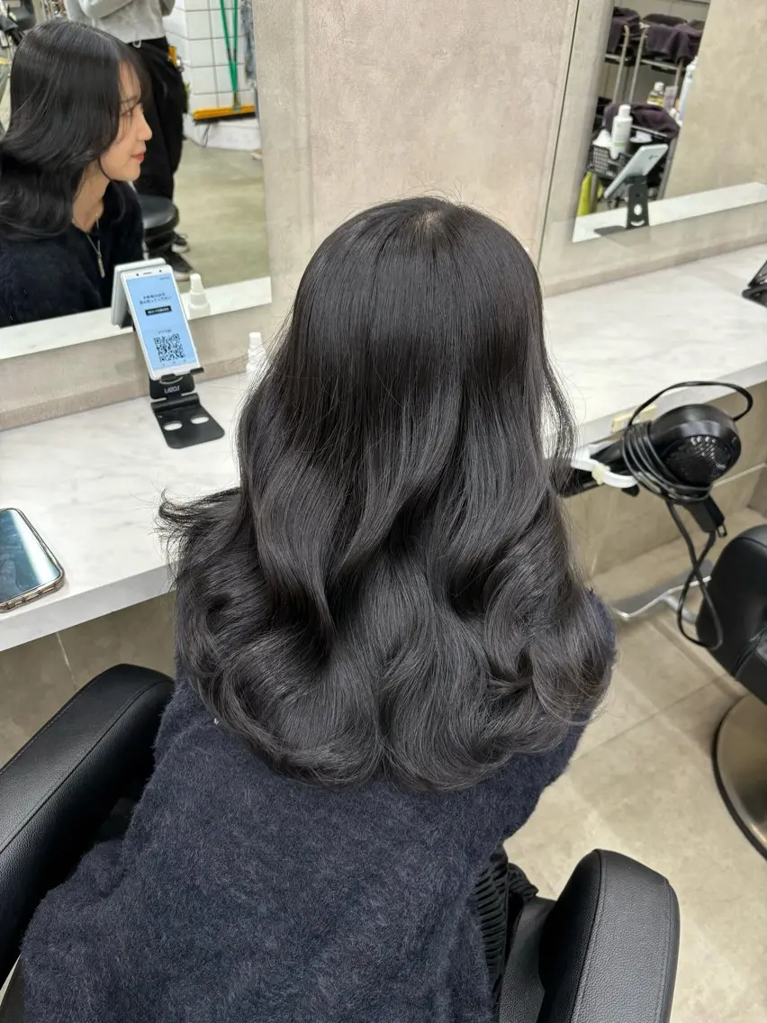セミロング カラー 抜け感レイヤー︴ ニュアンスカラーのヘアスタイル