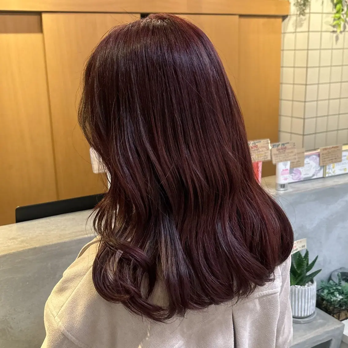 セミロング カラー カシス ピンクカラー カット ヘアカラー めい/透明感カラー /レイヤー/ボブのヘアスタイル