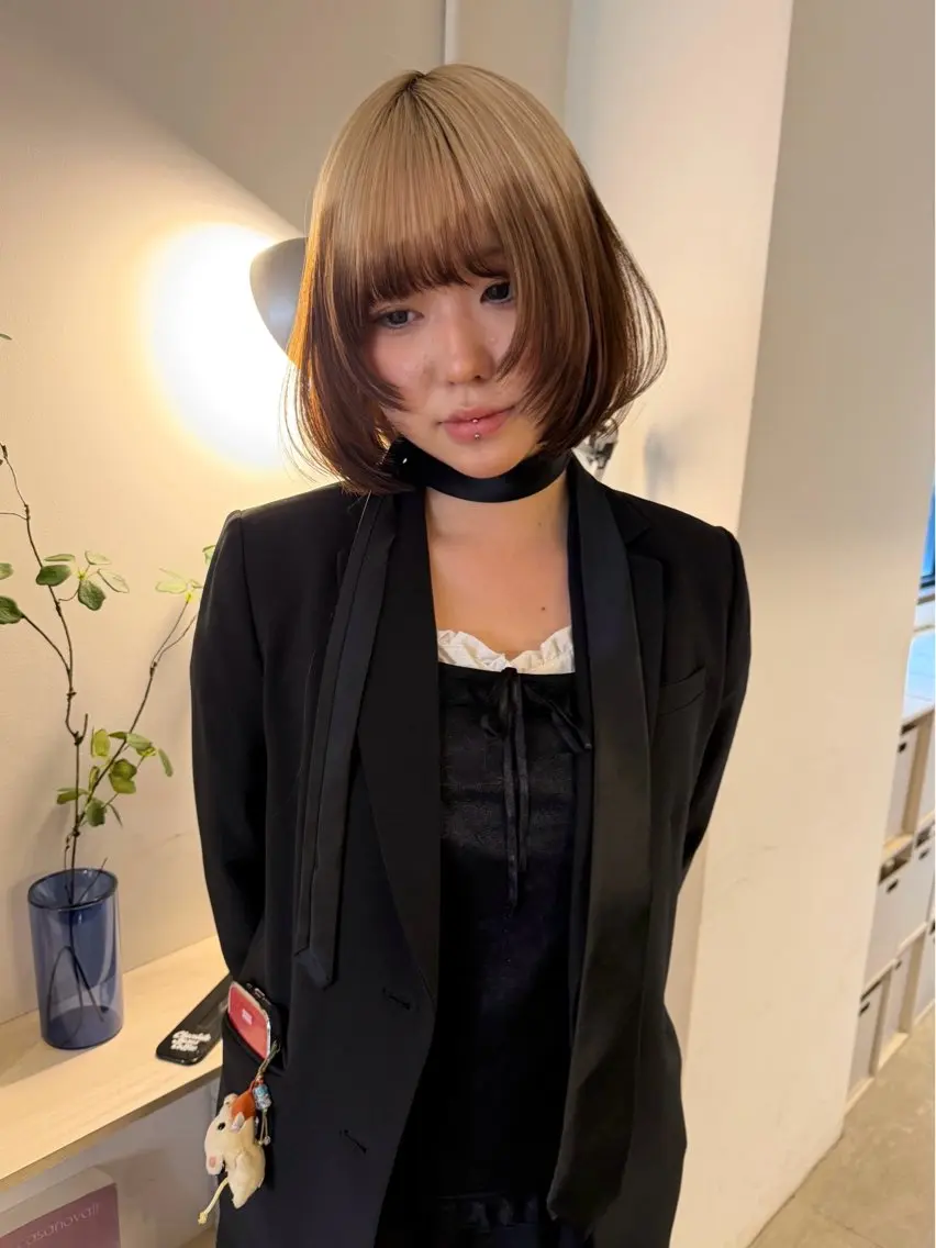 ショート カラー ボブレイヤー ベージュカラー ブリーチ ブロンド ケアブリーチ カット ヘアカラー トリートメント MIU/ルーツカラー 顔まわりレイヤーのヘアスタイル