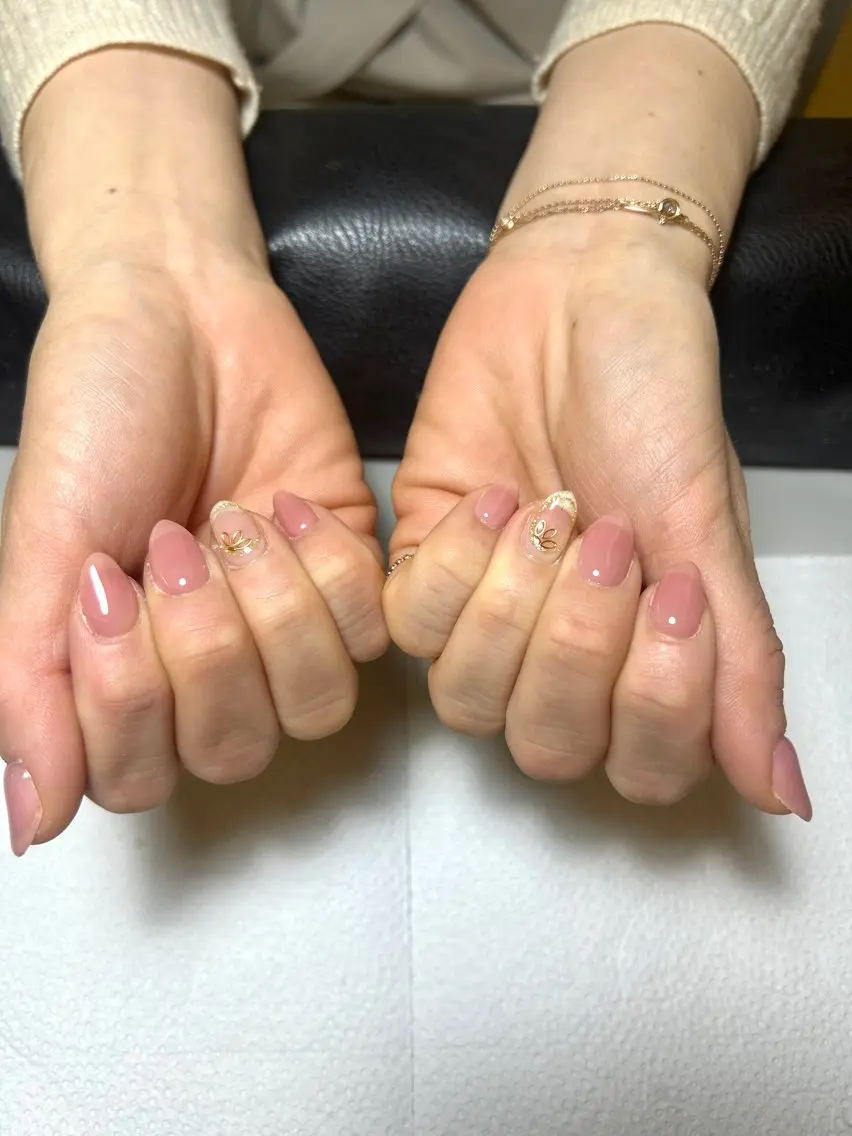 ネイル ゴールド ピンク シンプルネイル ハンドネイル 内藤 風寧のネイルデザイン