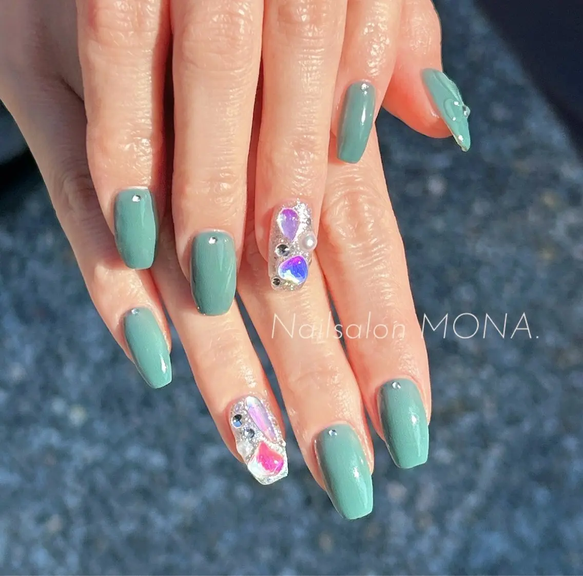 ネイル グリーン ストーンネイル ハンドネイル Nailsalon MONA.のネイルデザイン