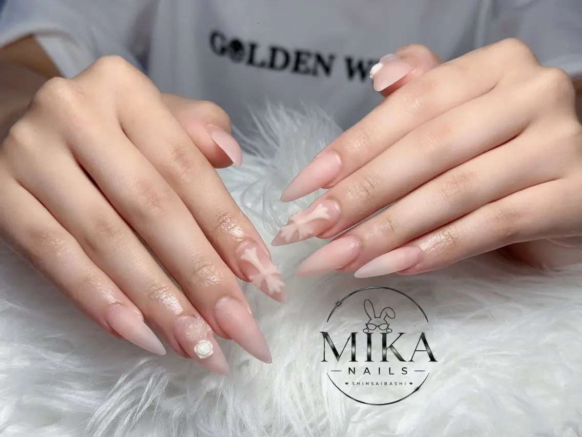 ネイル ガーリー キラキラネイル 韓国ネイル ロングネイル シンプルネイル ハンドネイル Genie Mika Nailsのネイルデザイン