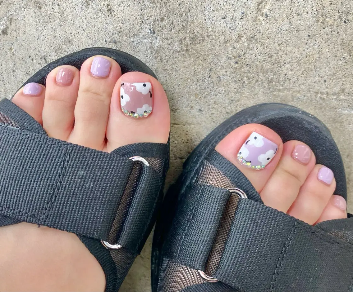 ご新規様⭐️リピーター様❤️ フット🦶アート4本ネイル　持ち込みOK🙆‍♀️(ストーン.パーツ.ラメOK)の写真
