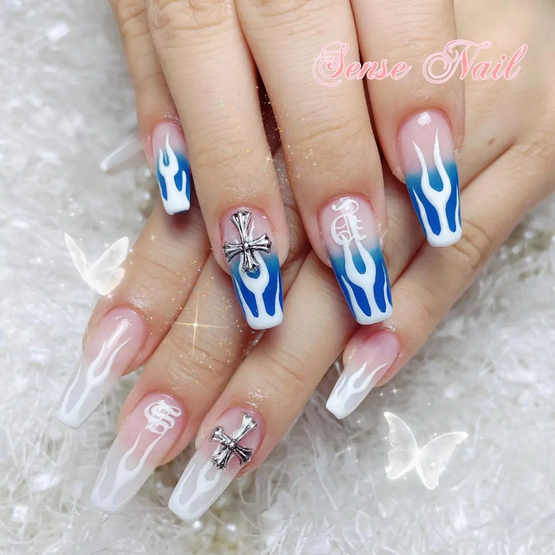 ネイル ハンドネイル 🦋 Queenieのネイルデザイン