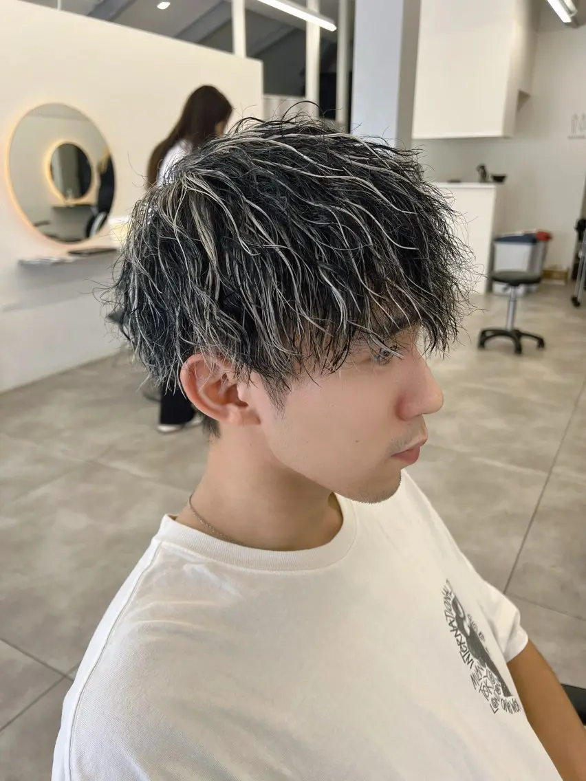 ショート カラー パーマ メンズ メンズハイライト メンズパーマ ツイストスパイラルパーマ ハイライトカラー ハイライト メンズパーマ特化/髪 質改善艶カラー/椿原のヘアスタイル